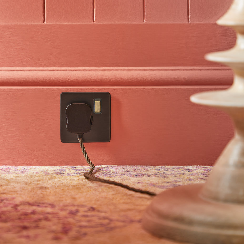 Single Florence plug socket in bronze