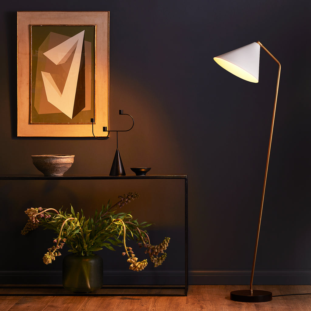 Galore floor lamp in brass with a white shade