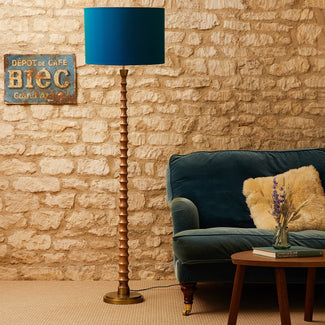 Tinto standing lamp in natural wood and antique brass