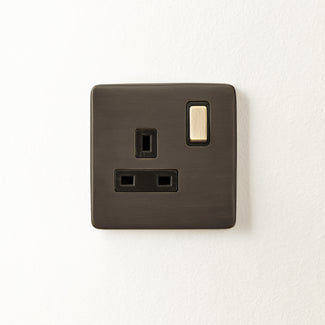 Single Florence plug socket in bronze