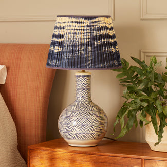 Nellie table lamp in blue and white