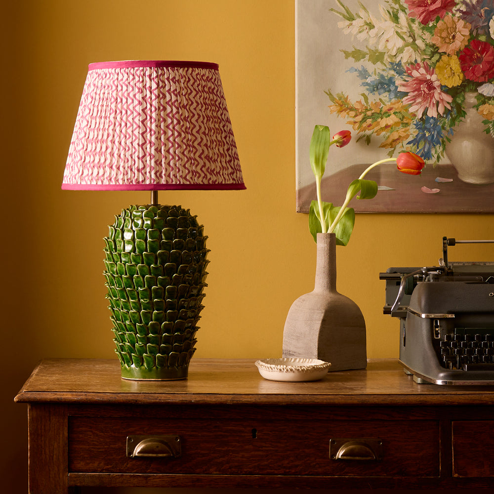 Regular Stucco table lamp in emerald