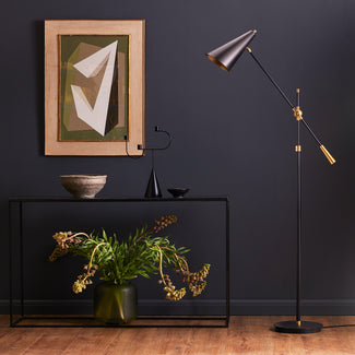 Mo floor lamp in brass with a black hood