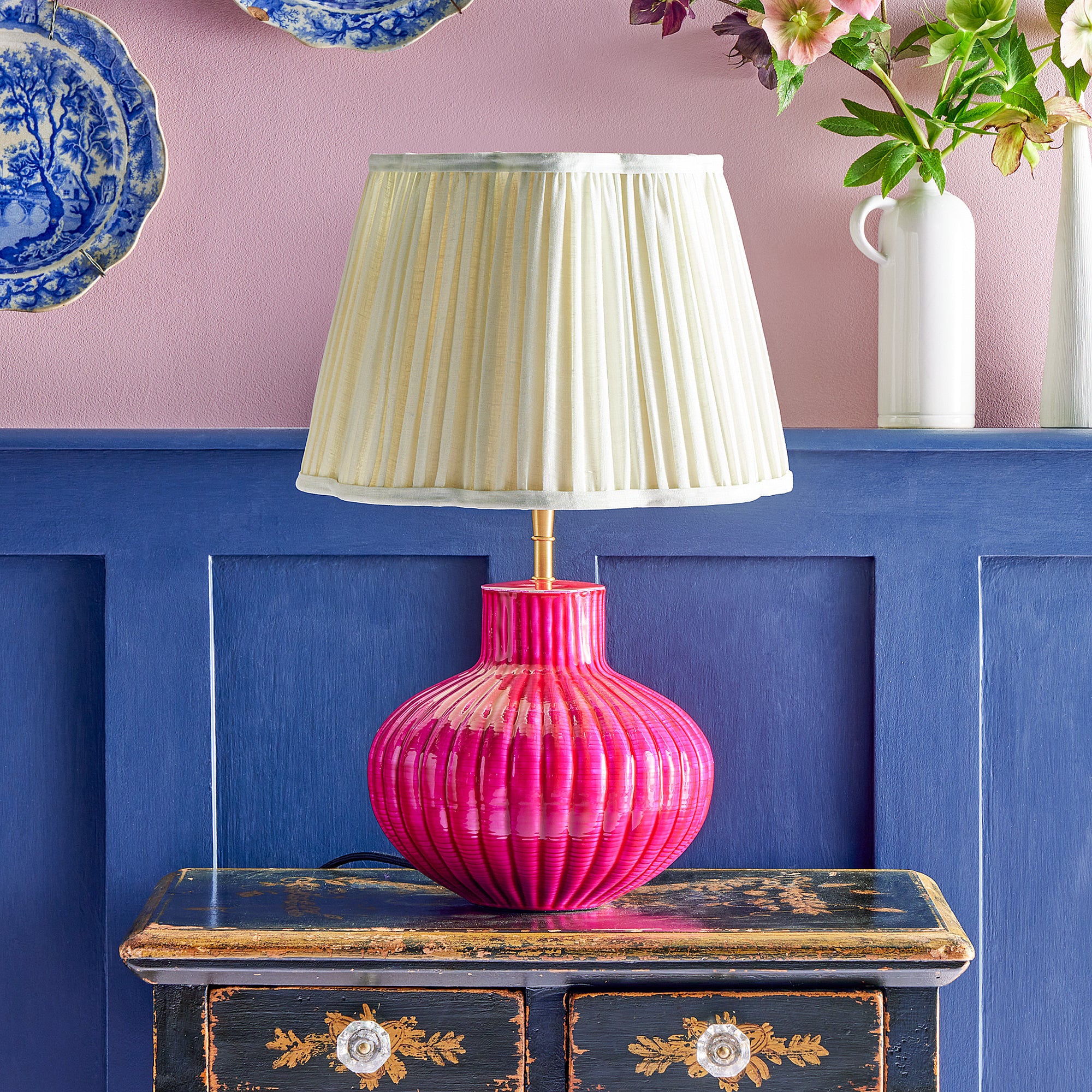 Philomena table lamp in pink