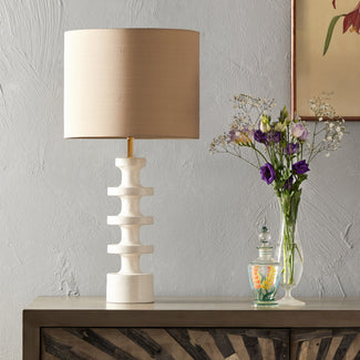 Spool table lamp in white lacquered wood
